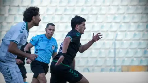 12 Bingölspor ve Kırklarelispor oyuncuları top için mücadele ediyor