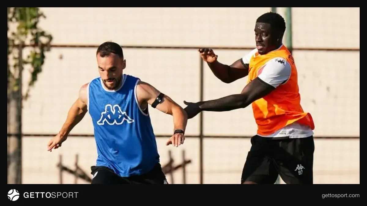 Neftçi və Araz-Naxçıvan futbolçuları meydanda