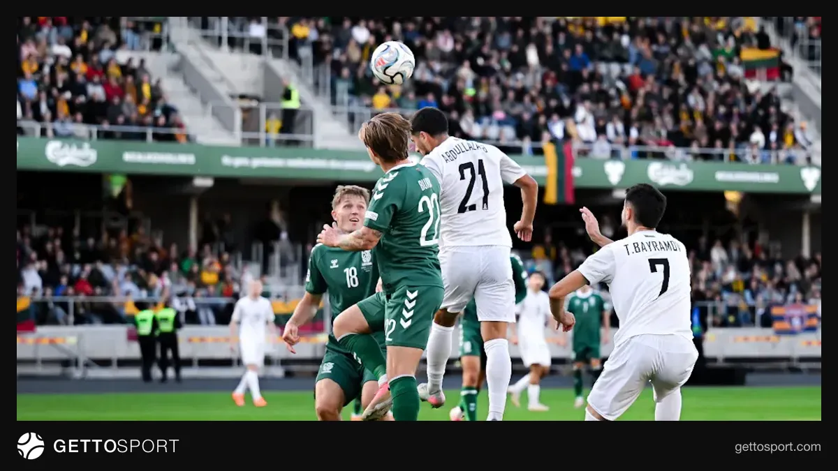 Azərbaycan milli komandasının futbolçuları matç zamanı