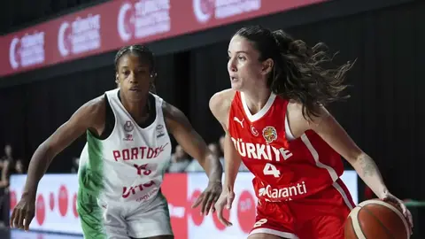 A Kadın Milli Takımı oyuncuları antrenmanda kadro listesiyle