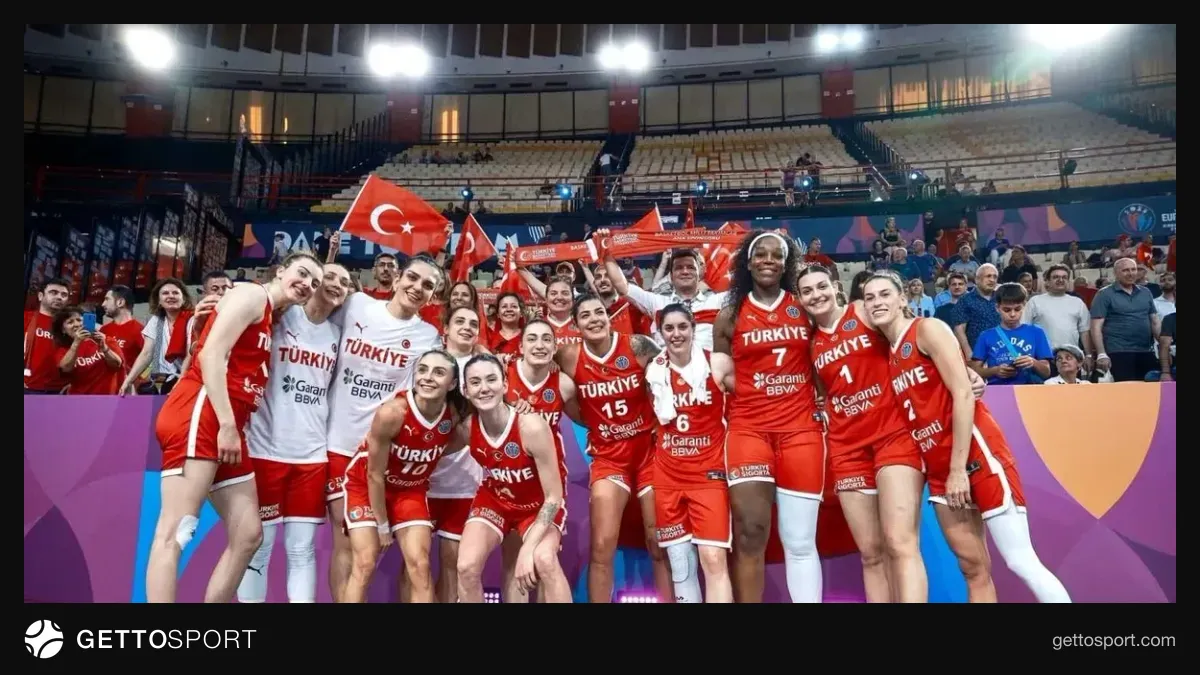 A Milli Kadın Basketbol Takımı oyuncuları parkede antrenmanda