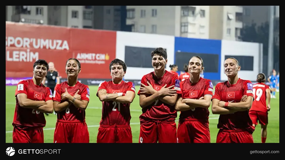A Milli Kadın Futbol Takımı oyuncuları kırmızı formayla sahada