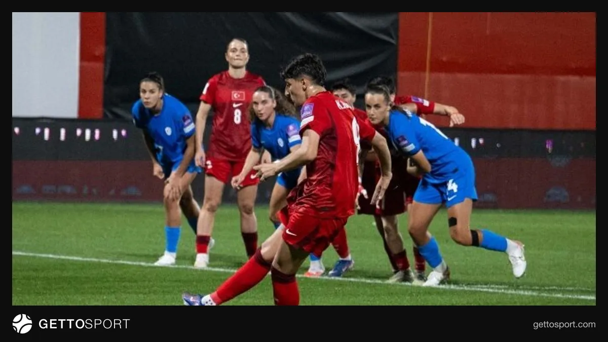 A Milli Kadın Futbol Takımı oyuncuları maçta sahada