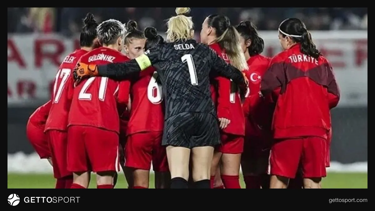 A Milli Kadın Futbol Takımı oyuncuları antrenman yaparken