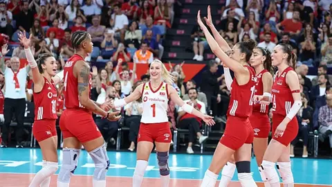 A Milli Kadın Voleybol Takımı oyuncuları grup kura çekimiyle ilgili görsel