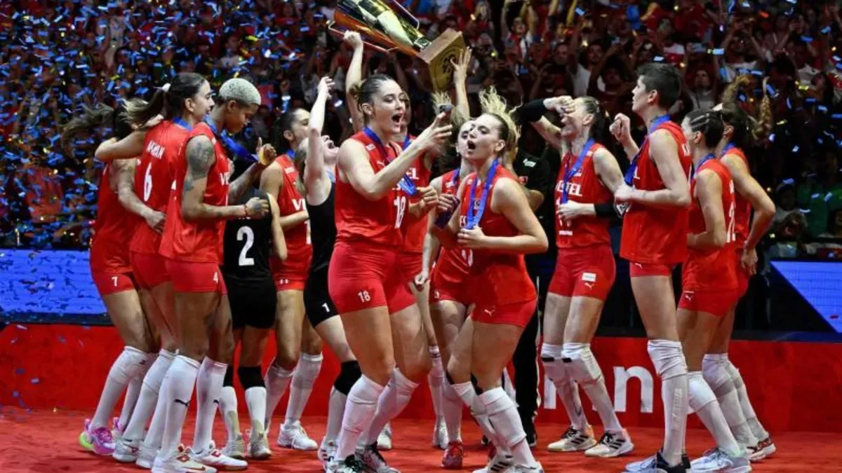 A Milli Kadın Voleybol Takımı oyuncuları antrenmanda takım halinde görüntü