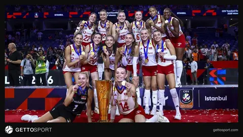 A Milli Kadın Voleybol Takımı ve Koç Holding yetkilileri Telezzüz'de yemek sırasında