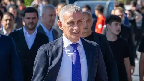 Samet Aybaba sahada düşünceli şekilde konuşurken