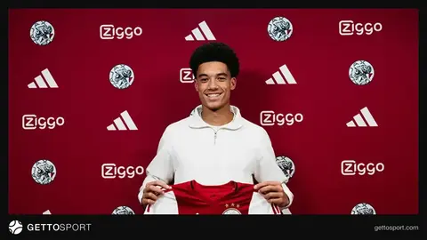 Aaron Bouman Ajax forması ilə meydanda topu nəzarətdə saxlayır