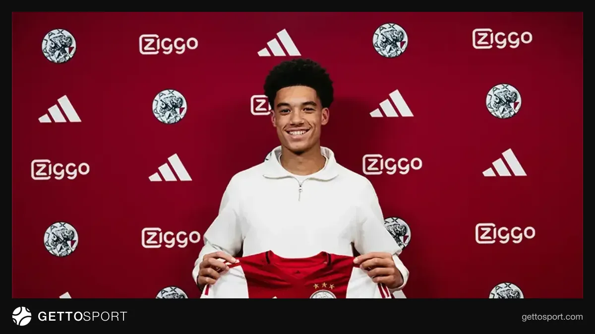 Aaron Bouman Ajax forması ilə meydanda topu nəzarətdə saxlayır