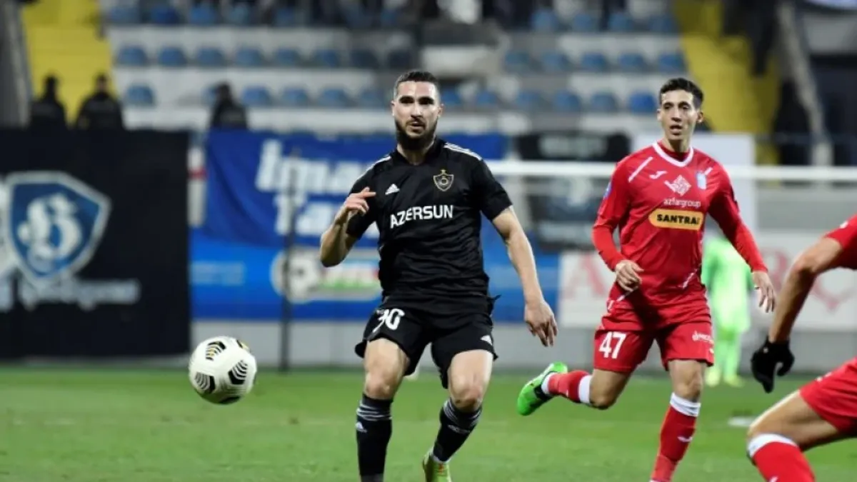 Abbas Hüseynov məşq zamanı və ya klub forması ilə