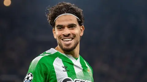 Abdessamad Ezzalzuli Betis forması ilə top idarə edir