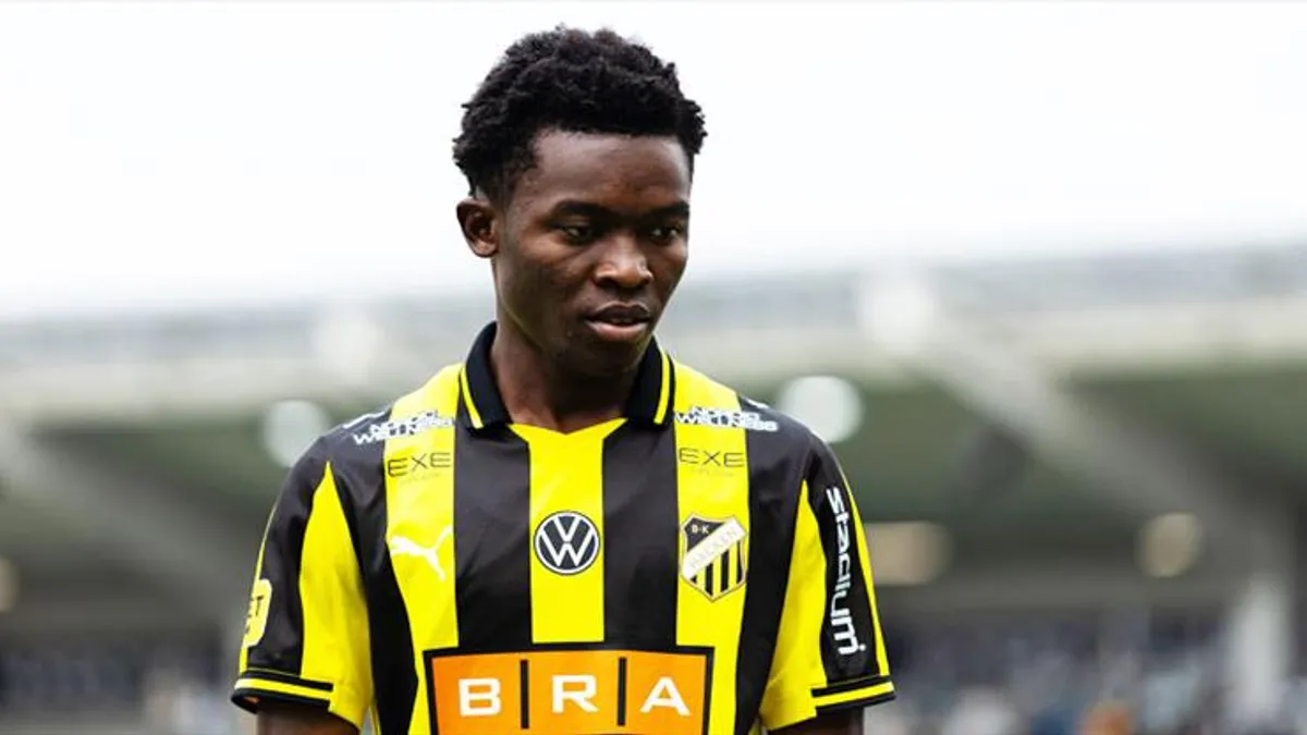 Abdoulaye Doumbia BK Häcken formasıyla top sürüyor