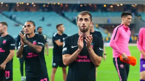Abdulax Xaybullayev müsahibədə tribunaya baxır