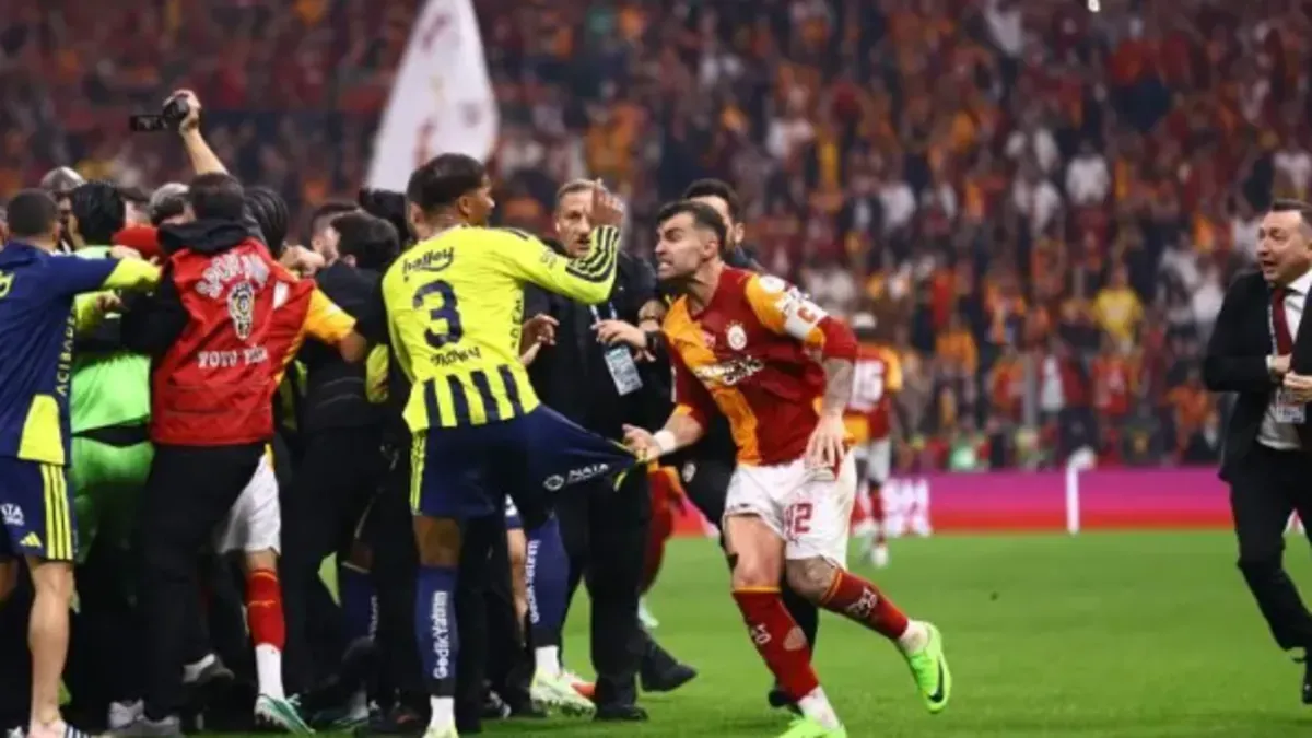 Abdülkerim Bardakcı maç dışında kalırken kulübeden uzak görüntü
