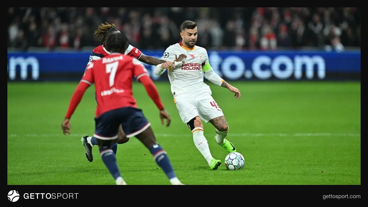 Abdülkerim Bardakcı röportaj verirken, Galatasaray formasıyla