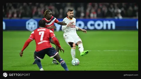 Abdülkerim Bardakcı Galatasaray formasıyla ısınırken saha kenarında