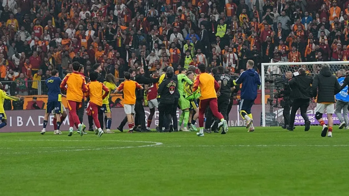 Derbi sonrası saha içi kavga anı ve güvenlik görevlileri
