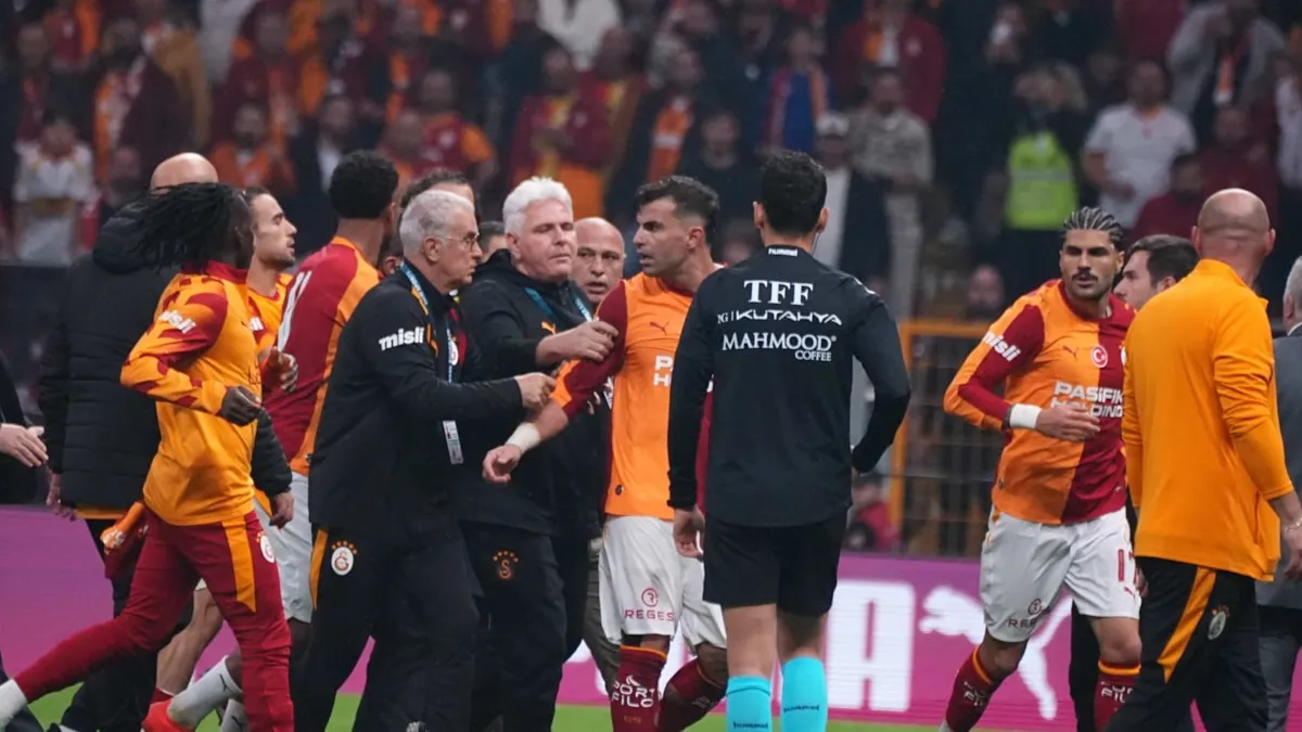 Okan Buruk talimat verirken, Abdülkerim Bardakcı kırmızı kart anı
