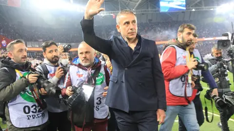 Abdullah Avcı telefon görüşmesi yaparken