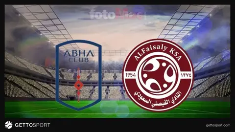 Abha ve Al-Faisaly oyuncuları sahada maç öncesi ısınırken