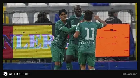 Bodrum FK oyuncuları Vincent Aboubakar'ın gol sevincini yaşarken