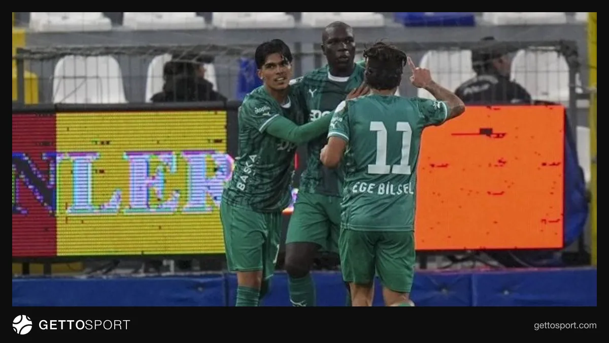 Bodrum FK oyuncuları Vincent Aboubakar'ın gol sevincini yaşarken