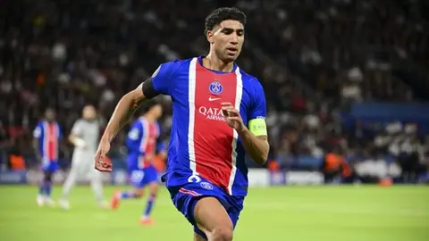 PSG formasıyla top süren Achraf Hakimi maç anı