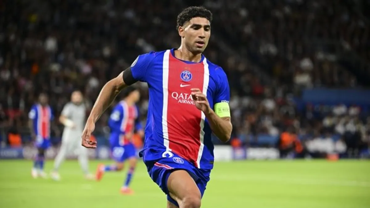 PSG formasıyla top süren Achraf Hakimi maç anı