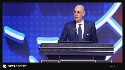 Adam Silver röportaj verirken konuşurken görüntüsü
