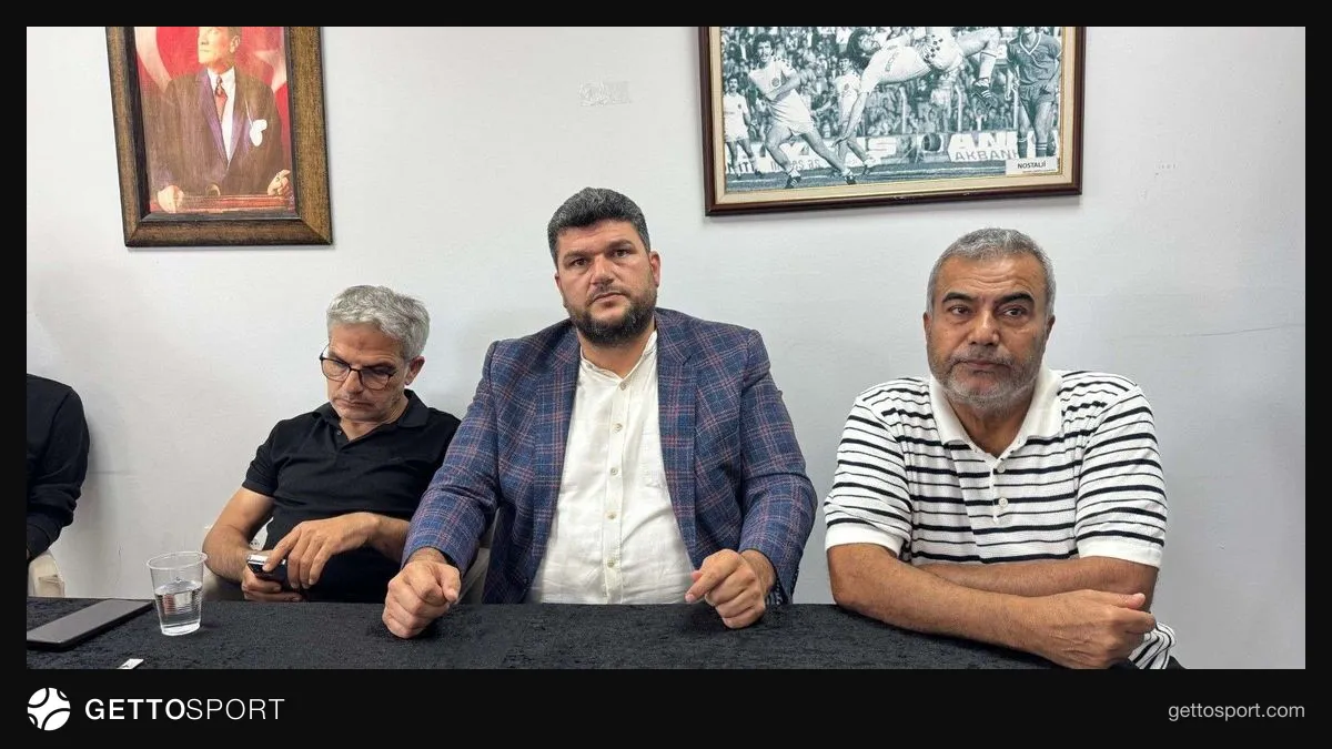Adanaspor Başkanı Uğur Özdemir basın toplantısında konuşurken