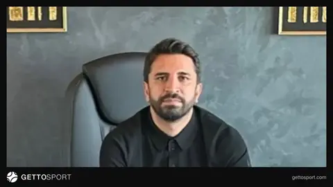 Adanaspor başkanı Ergin Göleli konuşurken ve kulüp logosu