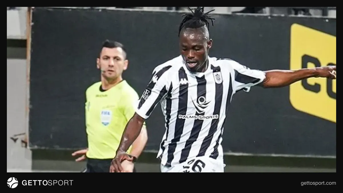 Adeleke Akinyemi Neftçi forması ilə meydanda danışarkən