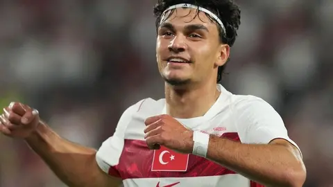 Adi Hütter konuşurken, Can Uzun top sürüyor