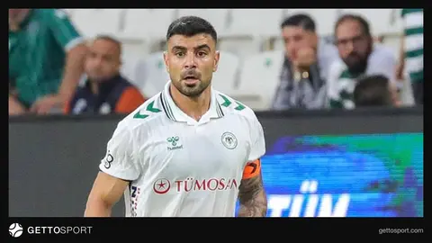 Adil Demirbağ maç sırasında sakatlık sonrası sedyeyle saha kenarına taşınıyor