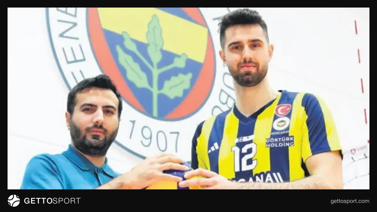 Adis Lagumdzija maç sırasında takım formasıyla konuşuyor