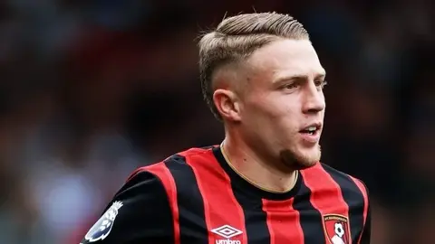 Adrien Truffert Bournemouth-un formanı geyinmiş halda meydanda