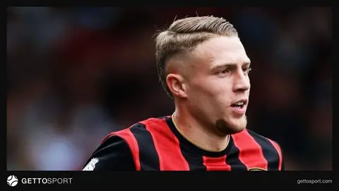 Adrien Truffert Bournemouth-un formanı geyinmiş halda meydanda