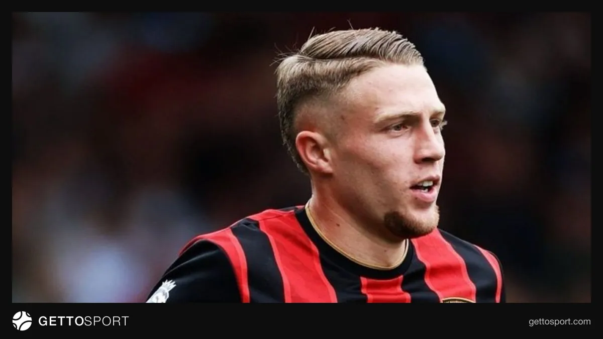 Adrien Truffert Bournemouth-un formanı geyinmiş halda meydanda