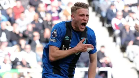 Adrien Truffert Bournemouth formasıyla top sürerken