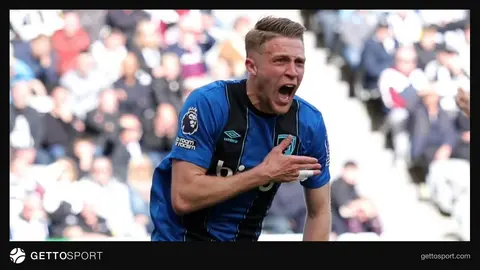 Adrien Truffert Bournemouth formasıyla top sürerken