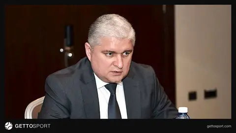 Cahangir Fərəcullayev təqdimatda danışır, arxa fonda AFFA loqosu