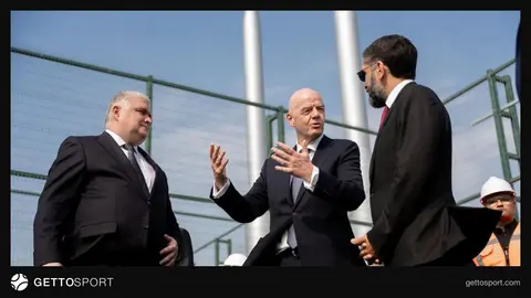 AFFA loqosu və UEFA yazısı arasında müzakirə simvolu