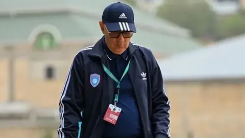 Ağasəlim Mircavadov jurnalistlərə açıqlama verir