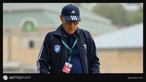 Ağasəlim Mircavadov jurnalistlərə açıqlama verir
