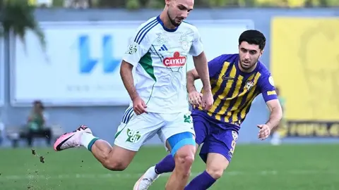 Çaykur Rizespor formasıyla sahada Ahmed Kutucu şut hazırlığında