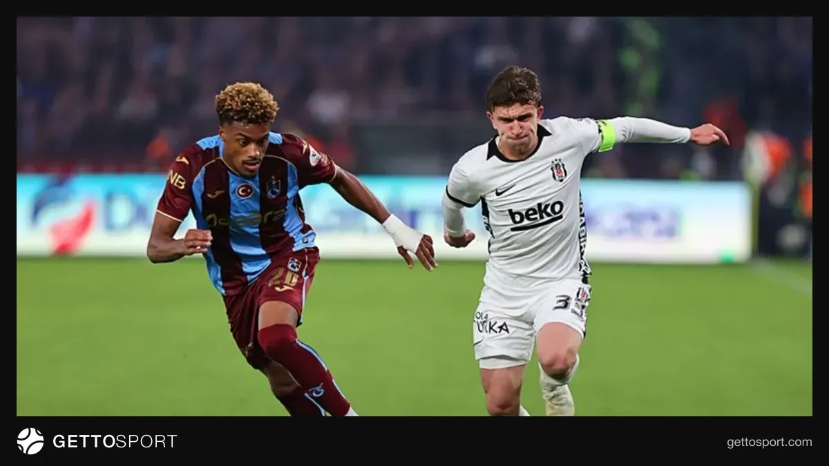 Hakem Cihan Aydın maç yönetirken ve tribünler, Trabzonspor-Beşiktaş maçından görüntü