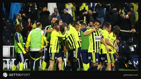 Ahmet Çakar televizyon stüdyosunda yorum yaparken