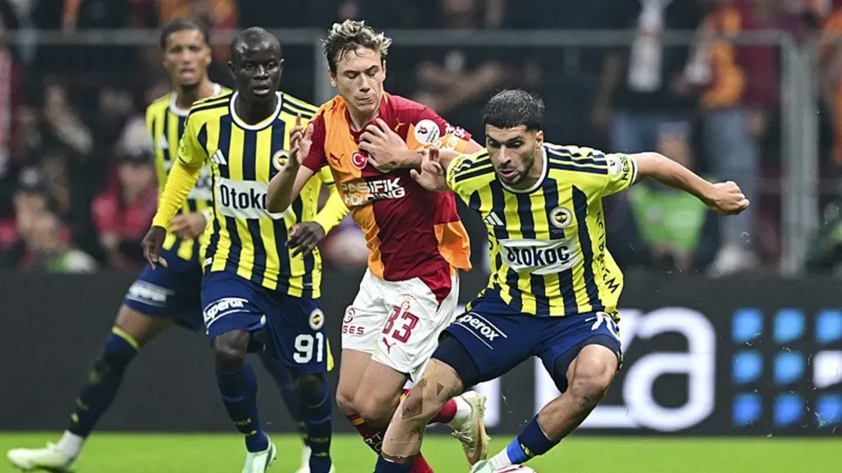 Ahmet Çakar konuşurken derbi maçı ve hakem tartışması görüntüsü