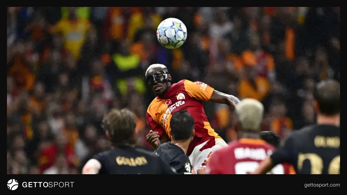 Ahmet Çakar konuşurken fotoğrafı, Galatasaray-Barcelona maçı arka planda